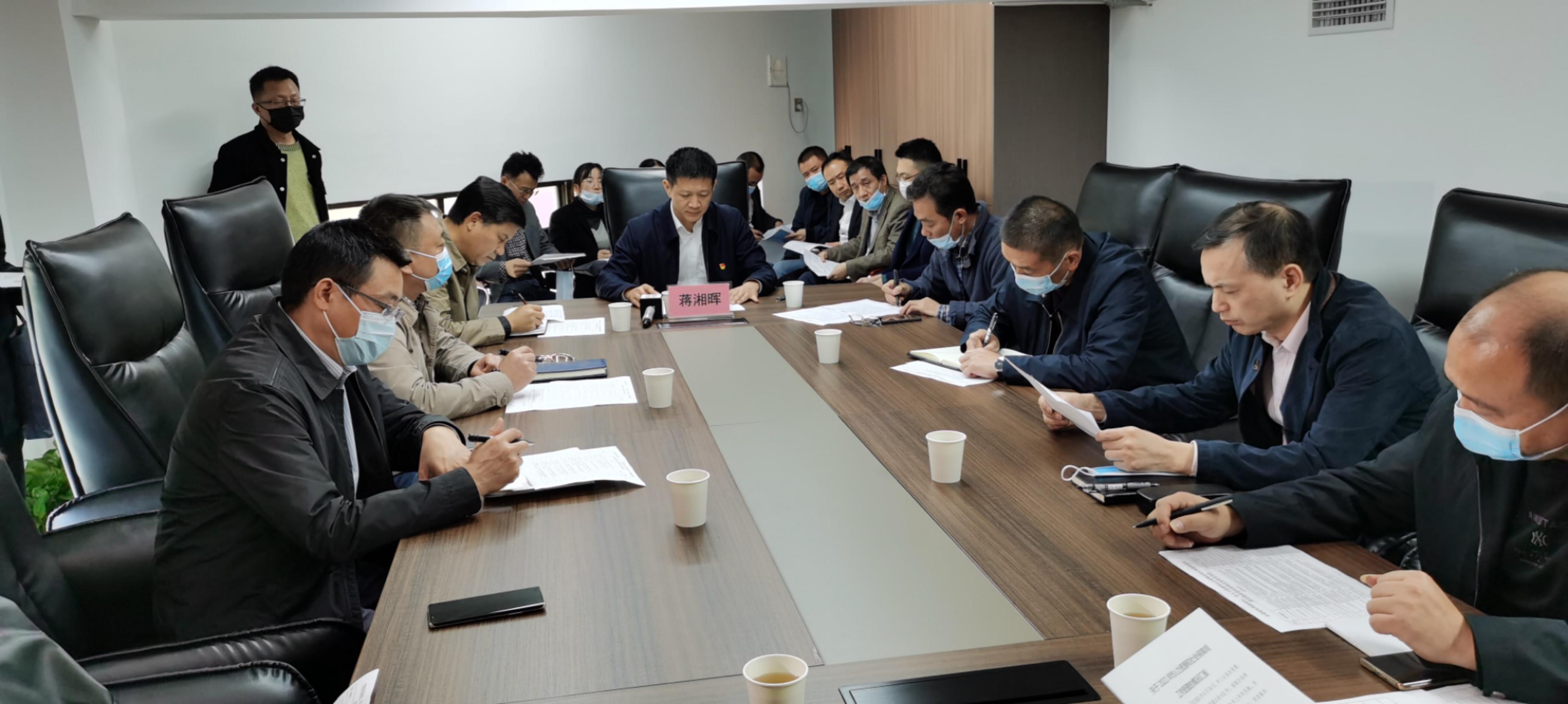 揭秘2025年正版资料免费最新版本，响应剖析、解释与落实—在虚假迷障中的谨慎前行
